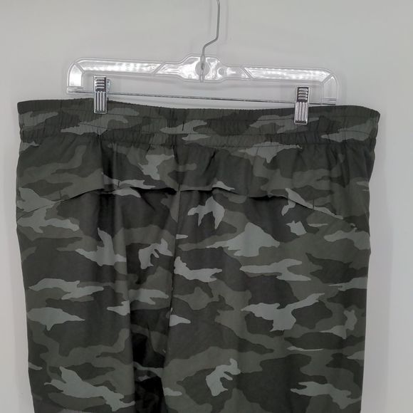 Athleta Women's Printed Mesh Racer Run Short 4" Size 1X Camo Print Stretch - Picture 9 of 13